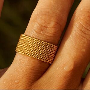 Elegant Gold Mesh Ring